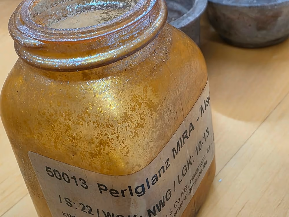 Perlglanz-Lava-Pigment in einer Schale mit Etikett