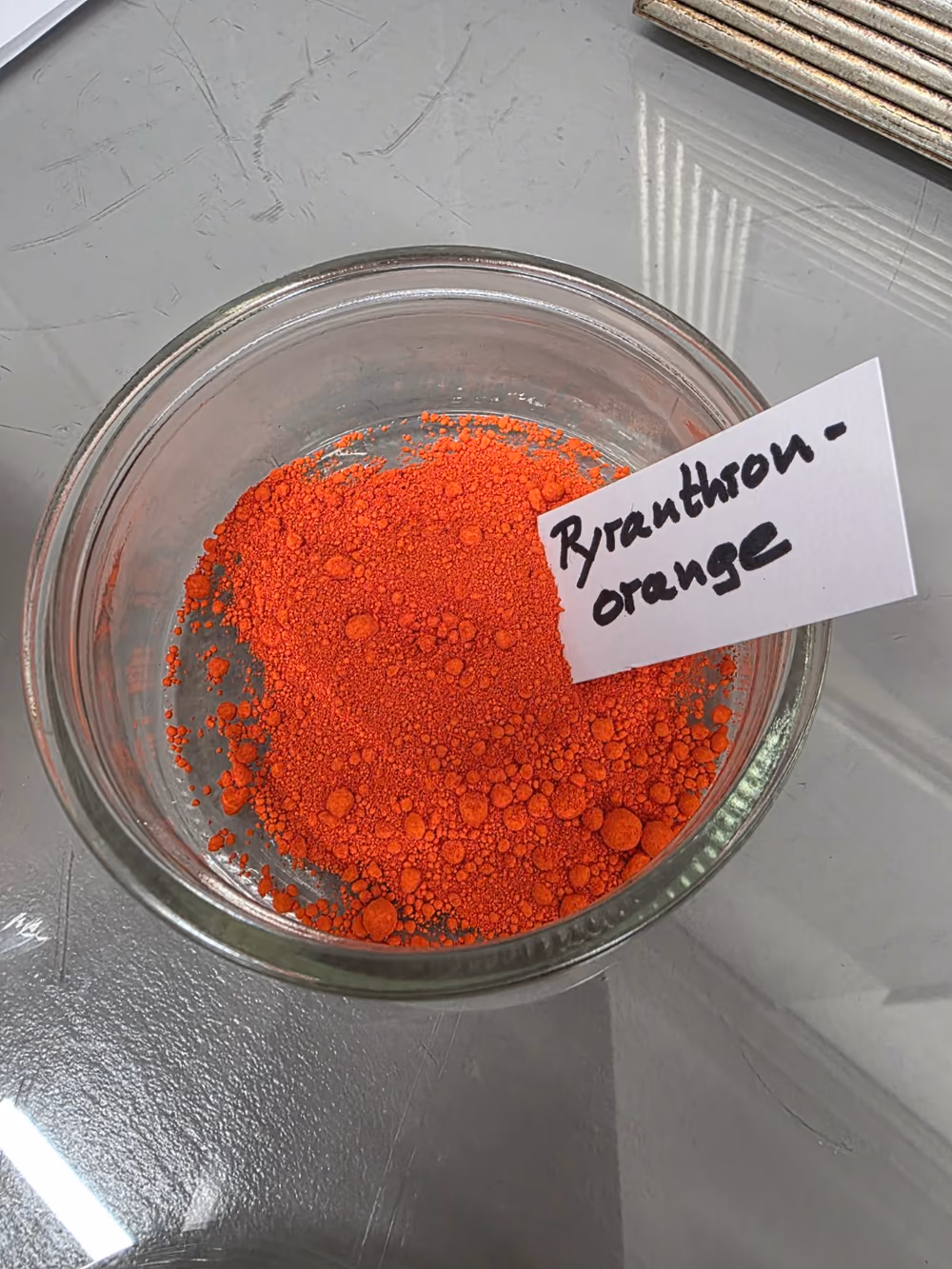 Orangefarbenes Pigment als feines Pulver
