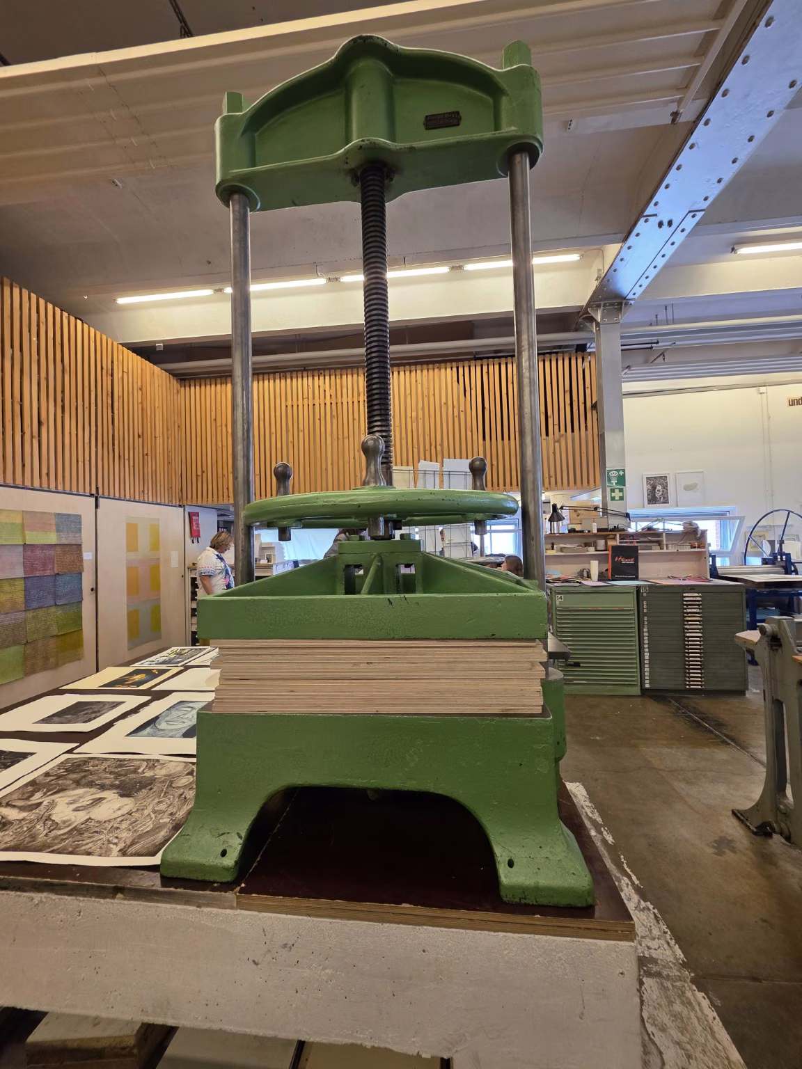 Hohe grüne Spindelpresse in der Druckwerkstatt