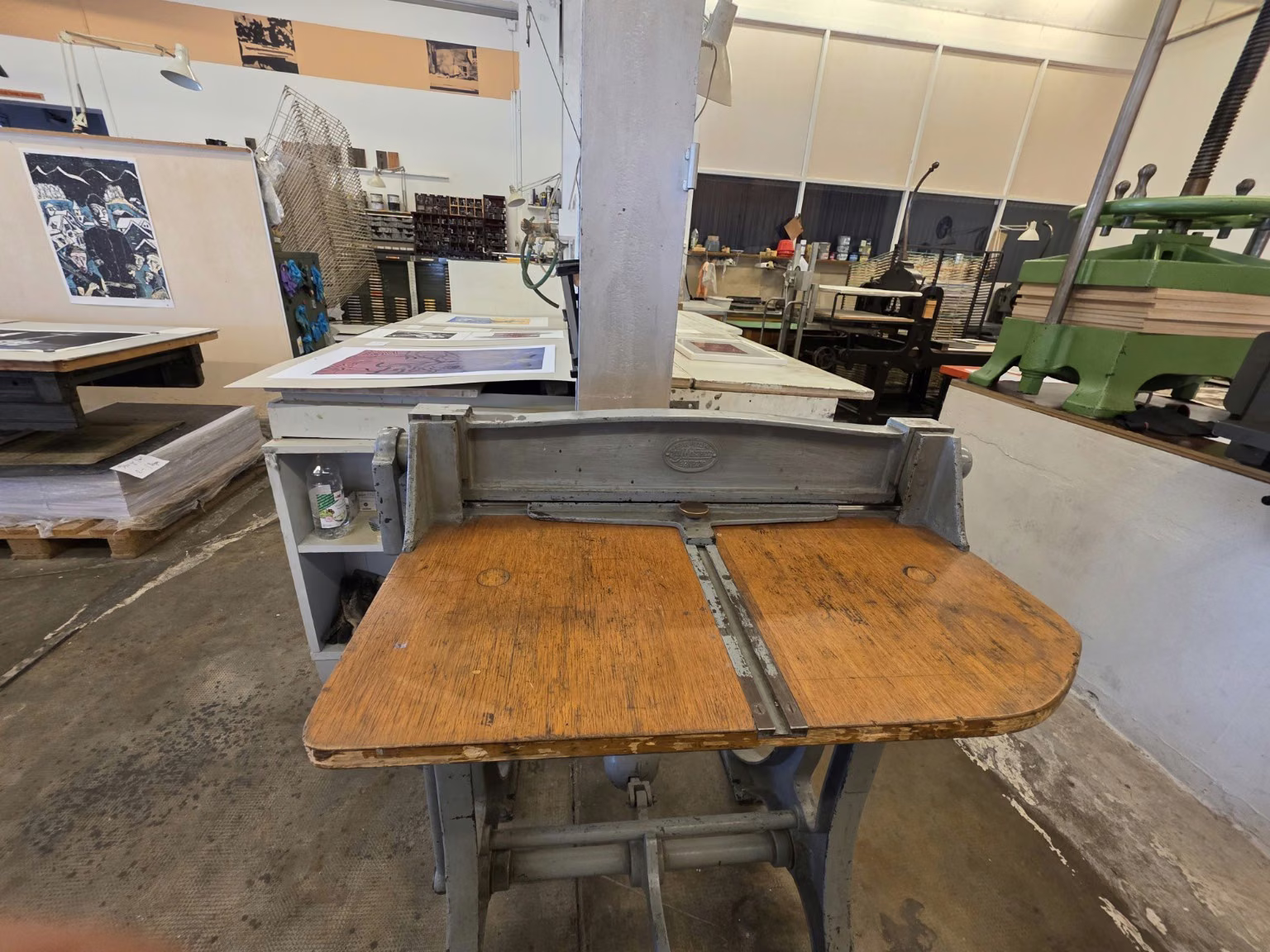 Papierschneidemaschine mit grosser hölzerner Auflagefläche