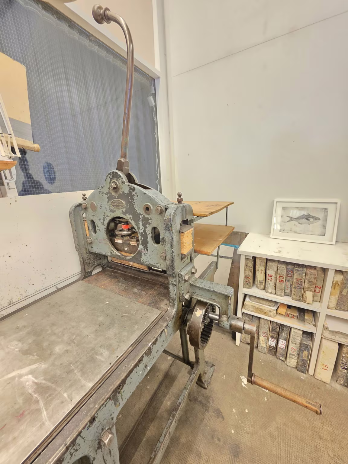 Historische Druckpresse in einem ruhigen Bereich der Werkstatt