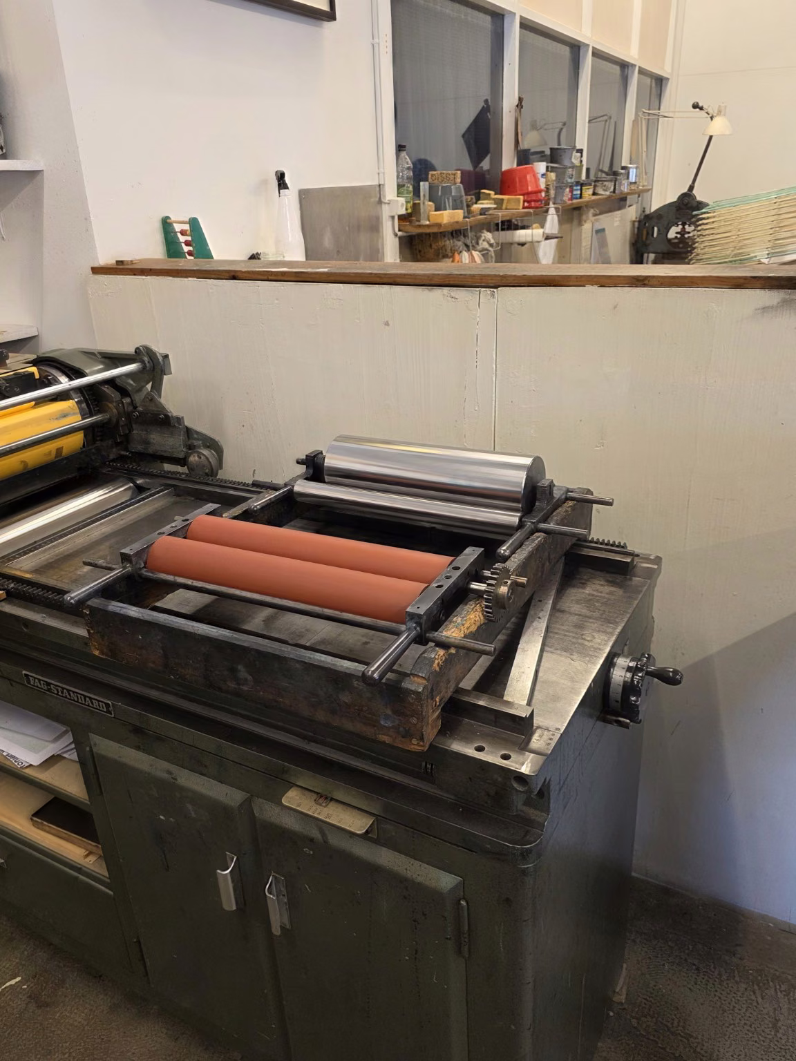 Nahaufnahme mehrerer Metallwalzen einer Druckmaschine