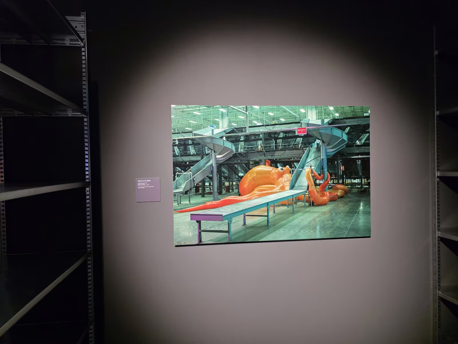 Ausstellungsfoto zu Asia One mit einem aufblasbaren Tier auf einem Förderband.
