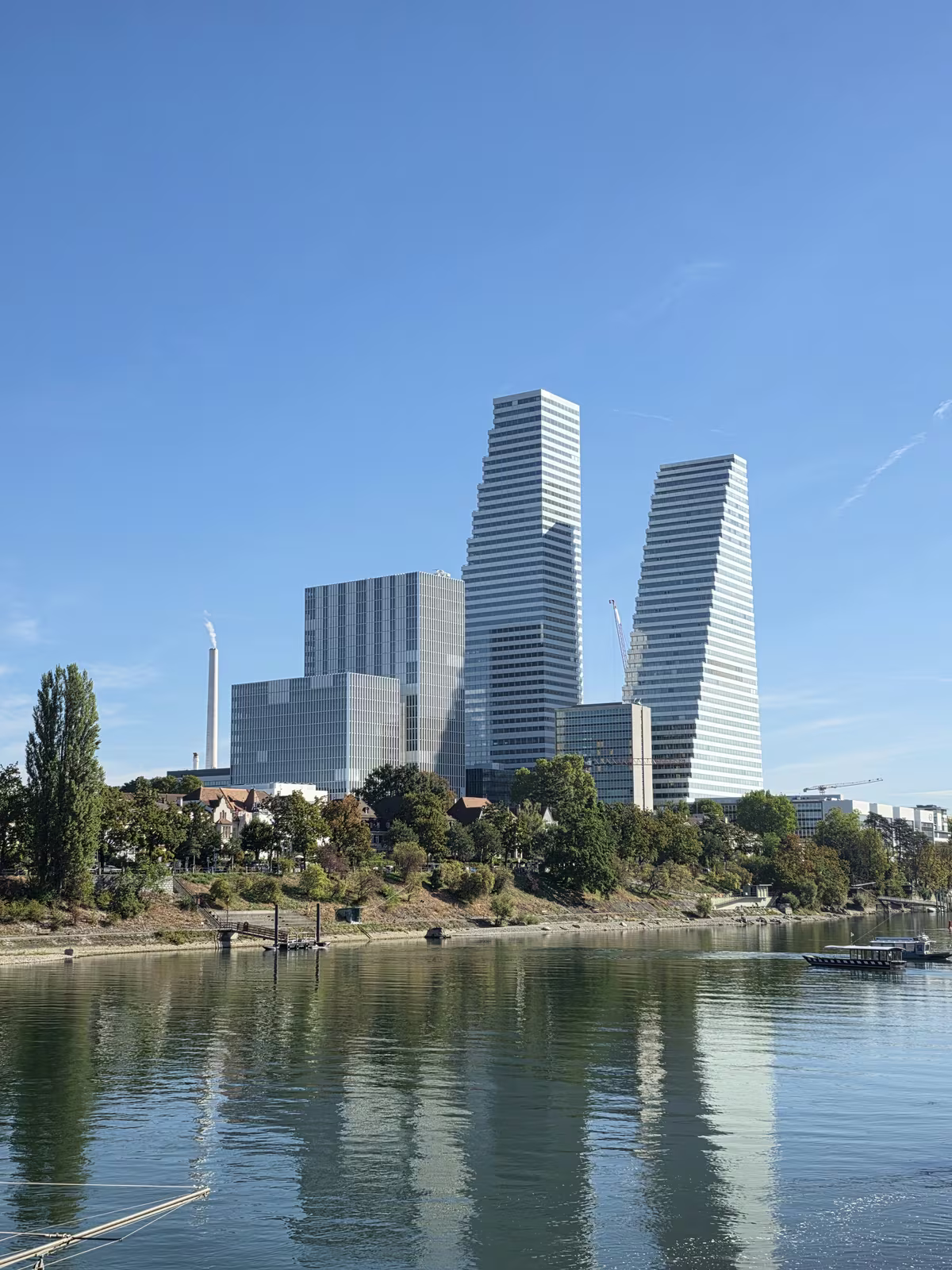 Blick über den Rhein auf die Basler Skyline mit den beiden Roche-Türmen, kurz vor dem Museumsbesuch.