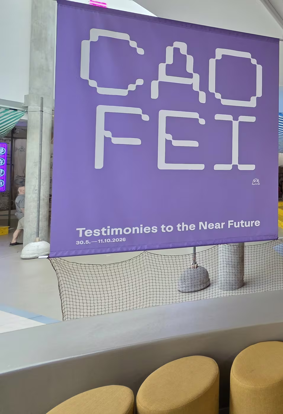 Violette Titelwand mit Cao Fei, Testimonies to the Near Future und den Ausstellungsdaten vom 30. Mai bis 11. Oktober 2026.