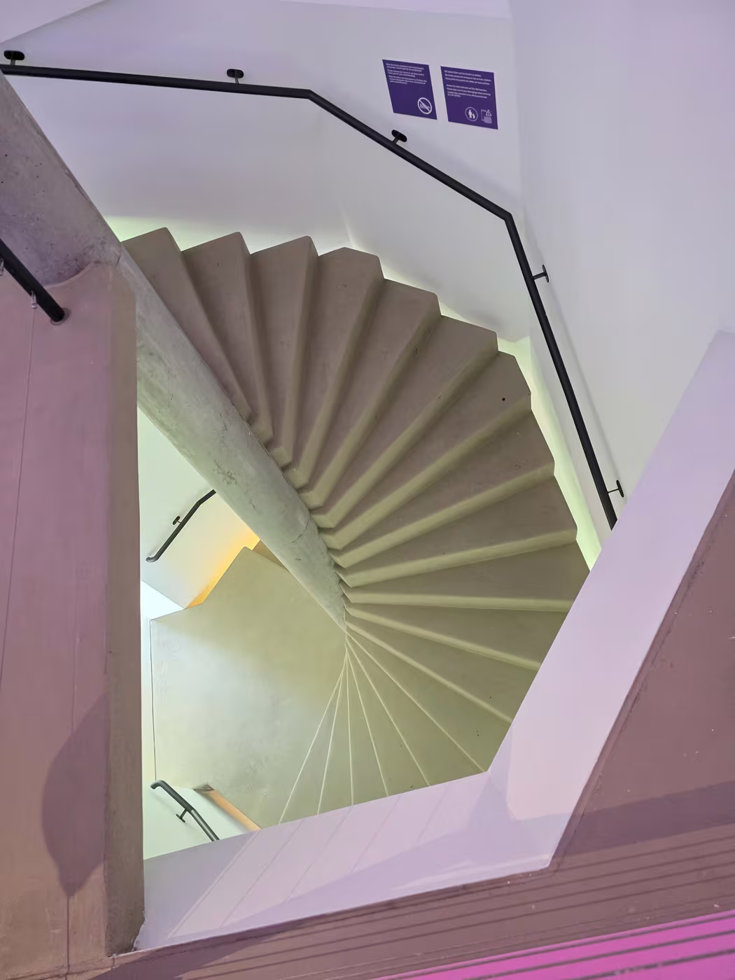 Blick von oben in eine Wendeltreppe, die von der Ausstellung hinunter zum offenen Studio Gegenwart führt.